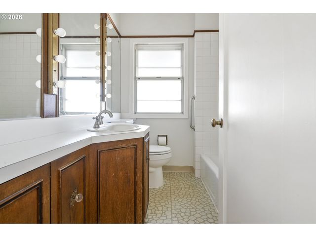 3979 Ne 42ND Ave, Portland, OR 97213