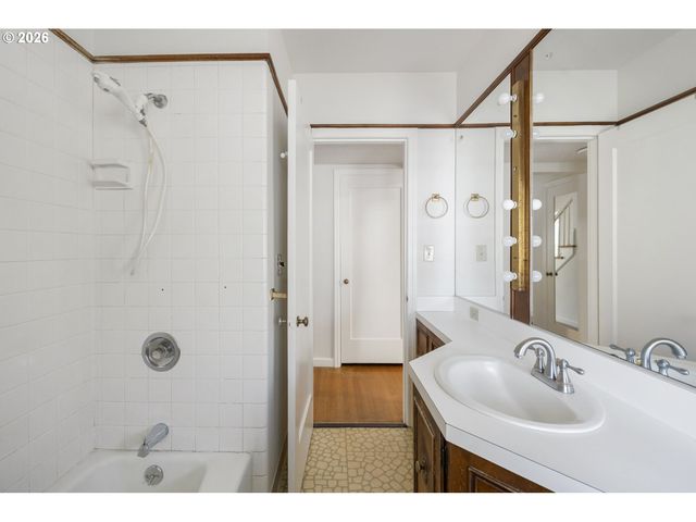 3979 Ne 42ND Ave, Portland, OR 97213