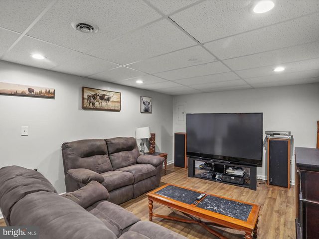 9 IVY CIR, Hanover, PA 17331
