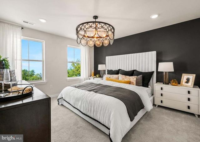 35 E FRONT ST, Bridgeport, PA 19405