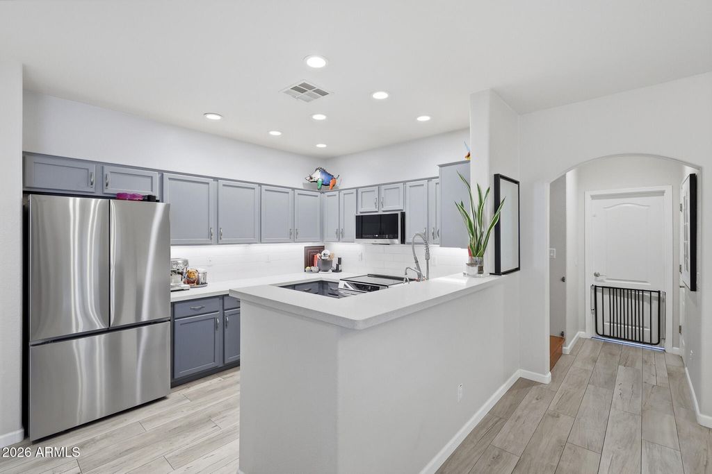 Image 12 of property listing at 3722 E KRISTAL Way, Phoenix, AZ 85050
