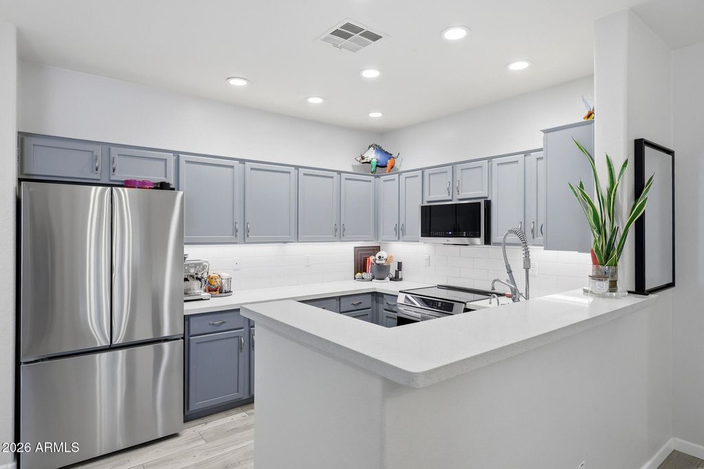 Image 13 of property listing at 3722 E KRISTAL Way, Phoenix, AZ 85050