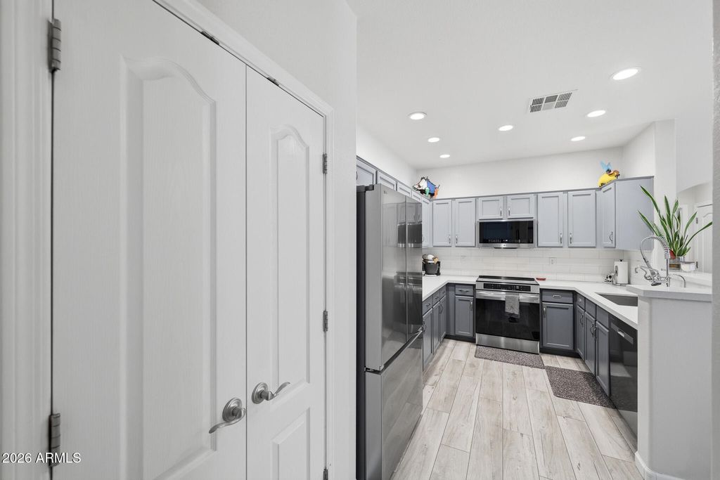 Image 14 of property listing at 3722 E KRISTAL Way, Phoenix, AZ 85050