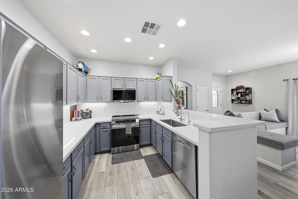 Image 15 of property listing at 3722 E KRISTAL Way, Phoenix, AZ 85050
