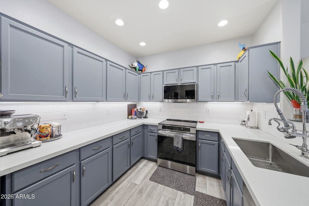 Image 18 of property listing at 3722 E KRISTAL Way, Phoenix, AZ 85050