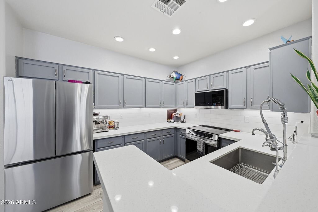 Image 19 of property listing at 3722 E KRISTAL Way, Phoenix, AZ 85050