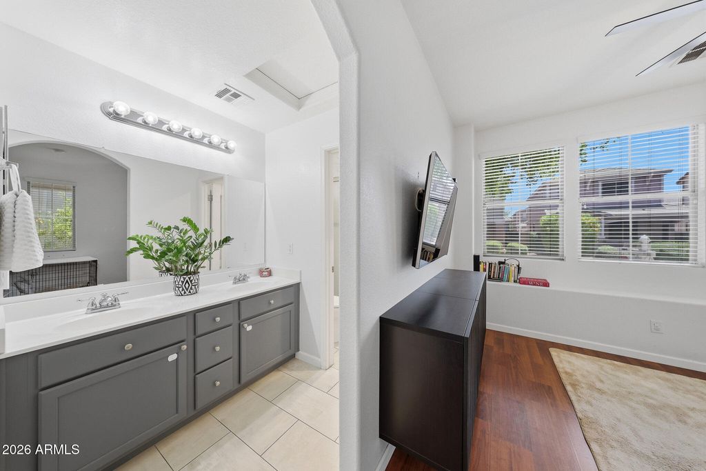 Image 30 of property listing at 3722 E KRISTAL Way, Phoenix, AZ 85050