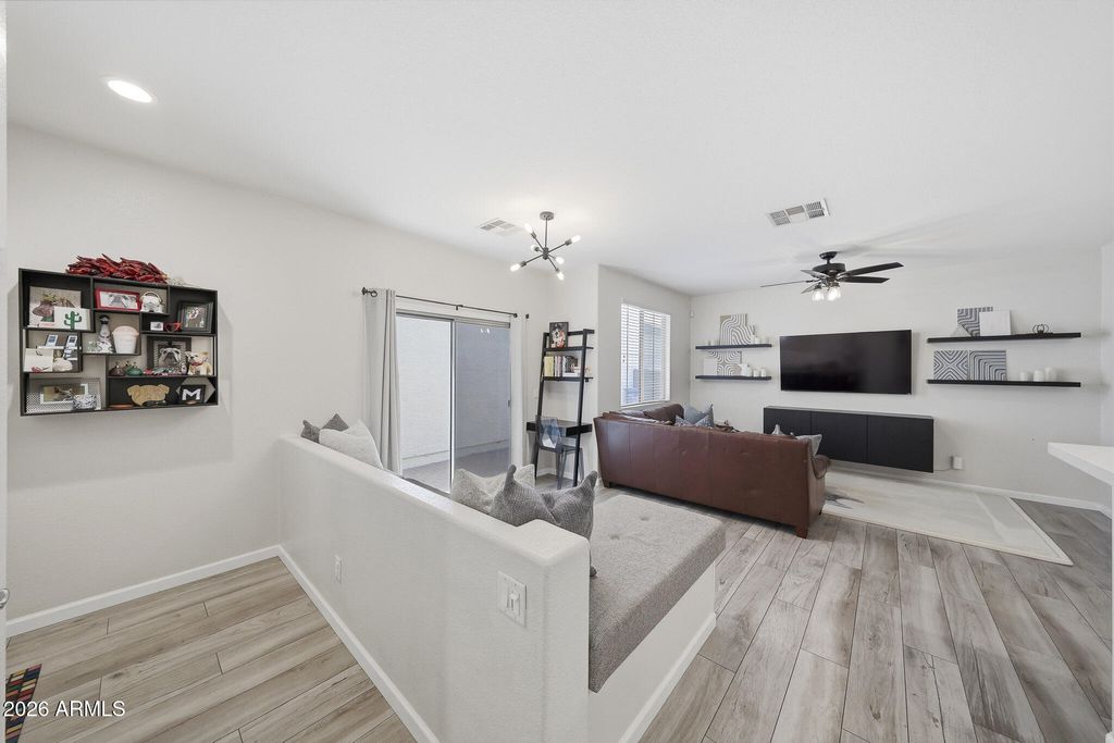 Image 7 of property listing at 3722 E KRISTAL Way, Phoenix, AZ 85050
