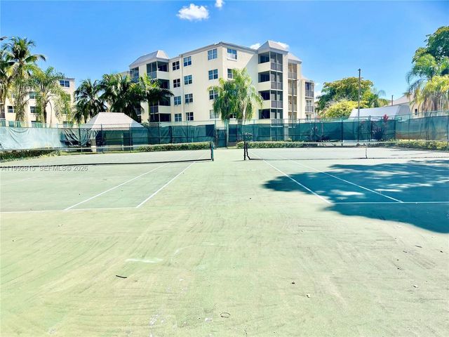 8255 Lake Dr 102, Doral, FL 33166