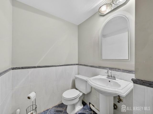 323 Gill Lane 10B, Iselin, NJ 08830