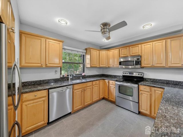 323 Gill Lane 10B, Iselin, NJ 08830
