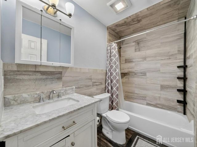 323 Gill Lane 10B, Iselin, NJ 08830