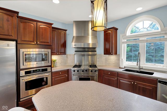 10587 Proposal Pointe Way, Fishers, IN 46040