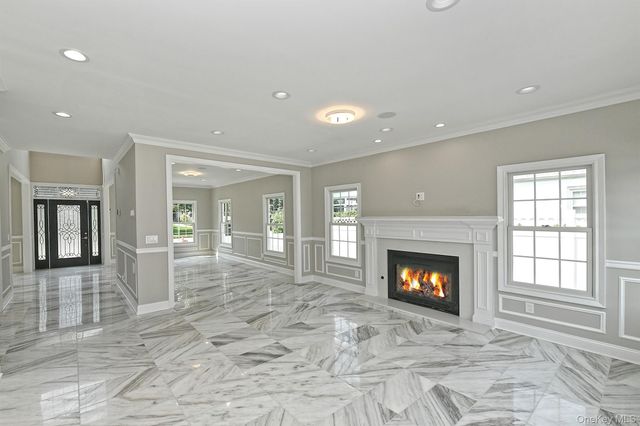 127 Vanderbilt Avenue, Manhasset, NY 11030