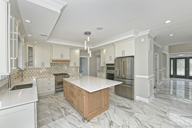 127 Vanderbilt Avenue, Manhasset, NY 11030