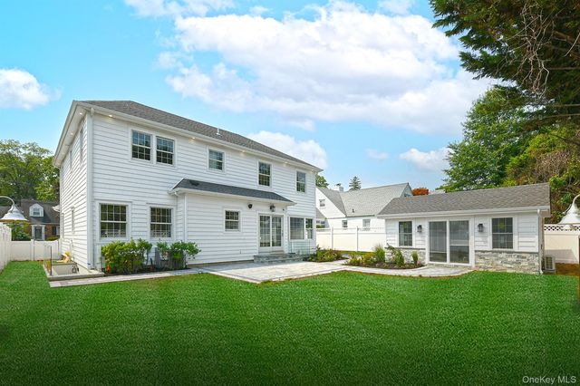 127 Vanderbilt Avenue, Manhasset, NY 11030