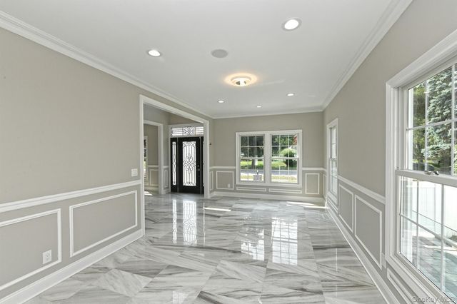127 Vanderbilt Avenue, Manhasset, NY 11030