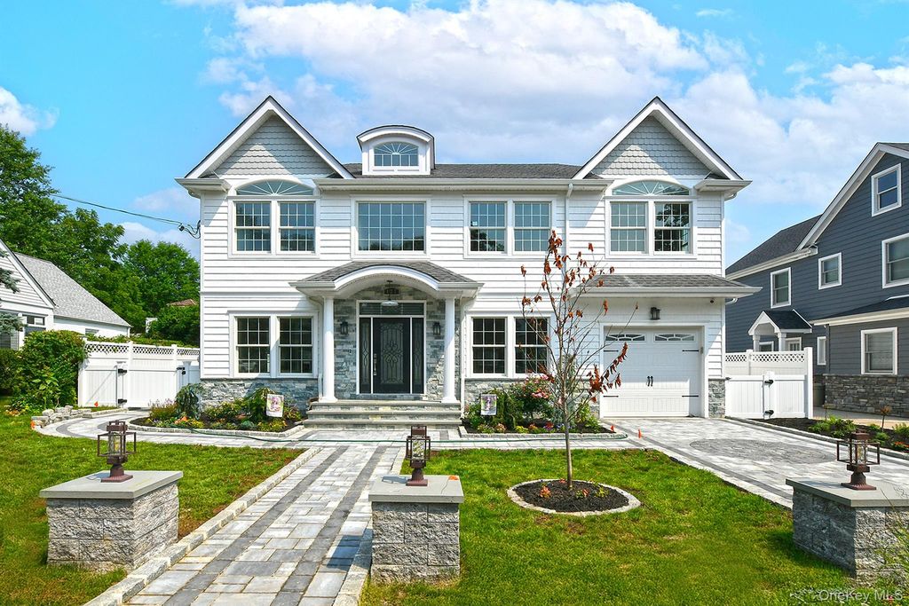 127 Vanderbilt Avenue, Manhasset, NY 11030