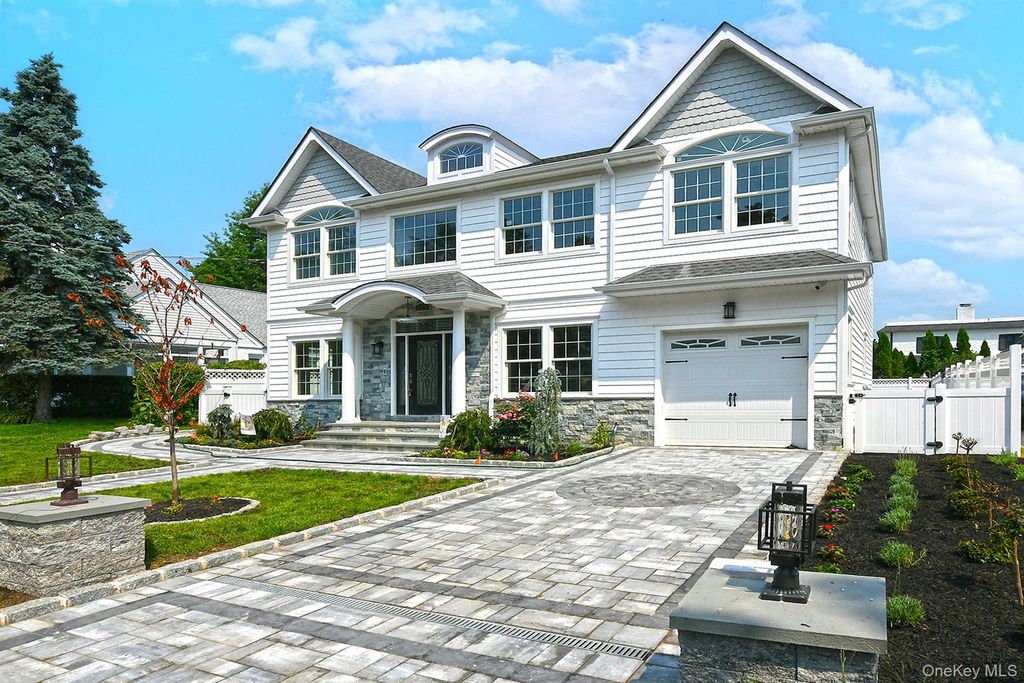 127 Vanderbilt Avenue, Manhasset, NY 11030 — photo 2