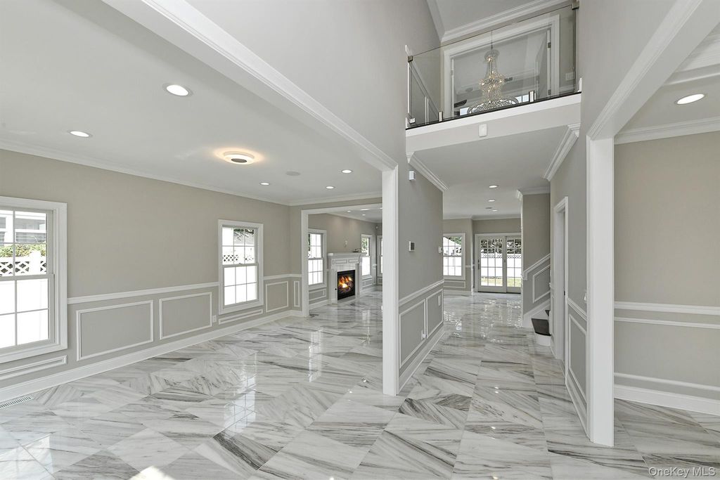 127 Vanderbilt Avenue, Manhasset, NY 11030 — photo 5