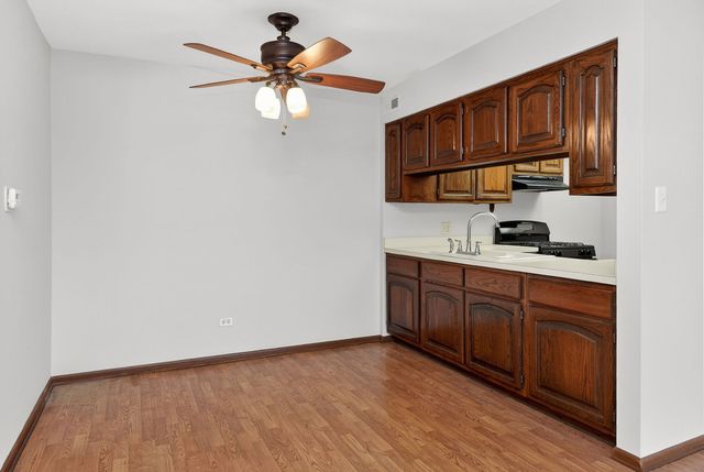 13911 Laramie Avenue 122, Crestwood, IL 60418