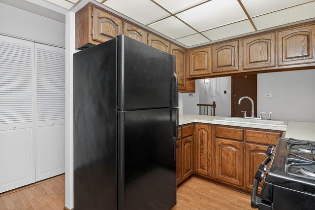 13911 Laramie Avenue 122, Crestwood, IL 60418