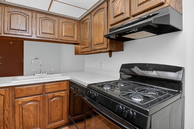 13911 Laramie Avenue 122, Crestwood, IL 60418