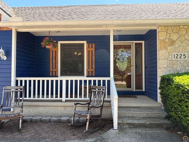 1225 Presby Dr, Emporia, KS 66801