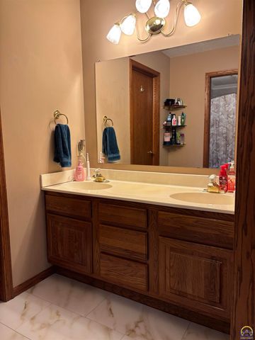 1225 Presby Dr, Emporia, KS 66801