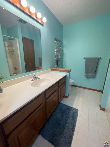 1225 Presby Dr, Emporia, KS 66801