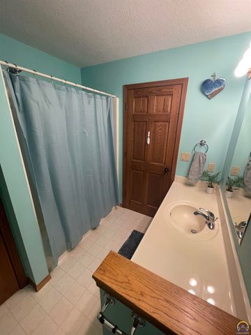 1225 Presby Dr, Emporia, KS 66801