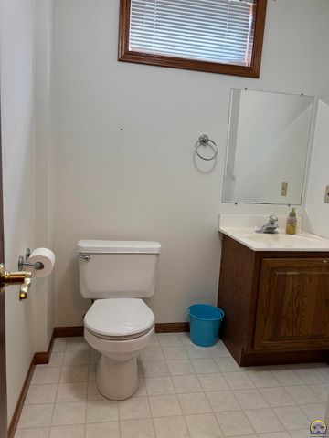 1225 Presby Dr, Emporia, KS 66801