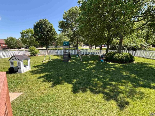 1225 Presby Dr, Emporia, KS 66801