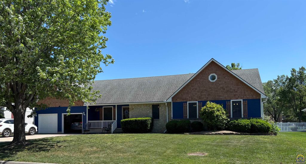1225 Presby Dr, Emporia, KS 66801