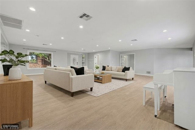 1572 Santa Anita Drive, Las Vegas, NV 89119