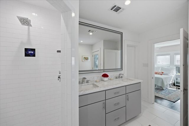 4325 Locke Avenue, Fort Worth, TX 76107