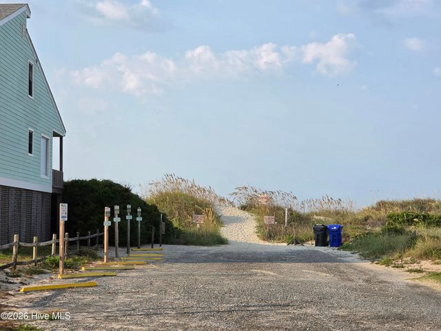 121 SE 76th Street, Oak Island, NC 28465