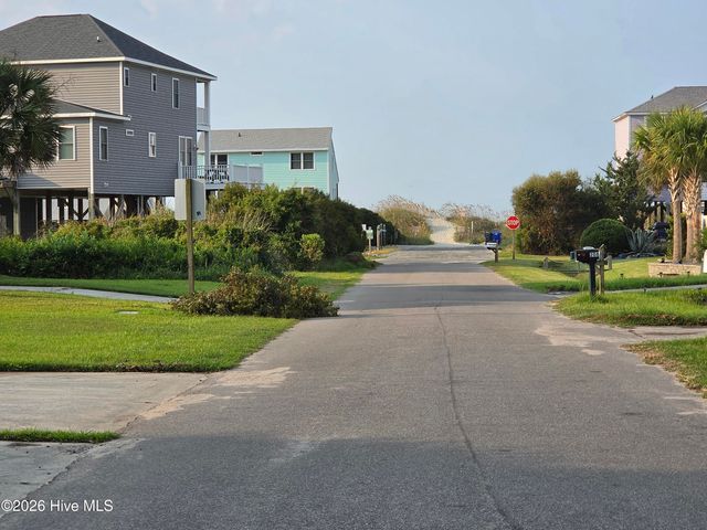 121 SE 76th Street, Oak Island, NC 28465