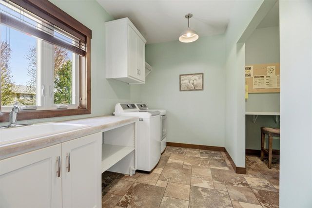 W5866 SWEET WILLIAM DRIVE, Appleton, WI 54915