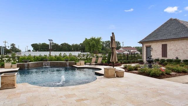 1 Glen Oaks Dr, Houma, LA 70360