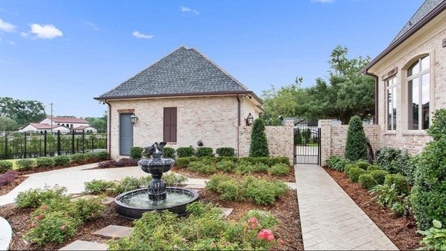 1 Glen Oaks Dr, Houma, LA 70360