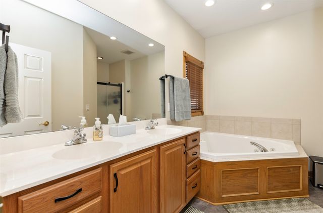 1018 Falcon Drive SE, Altoona, IA 50009