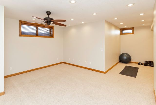 1018 Falcon Drive SE, Altoona, IA 50009