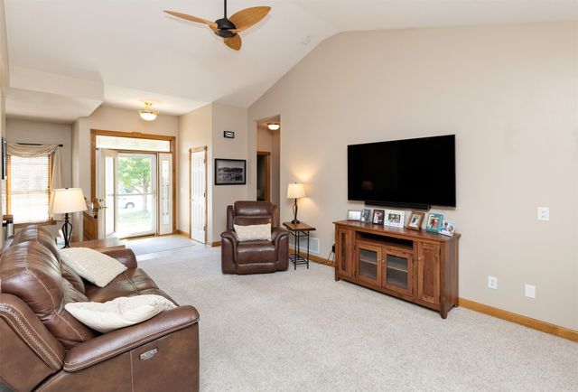 1018 Falcon Drive SE, Altoona, IA 50009