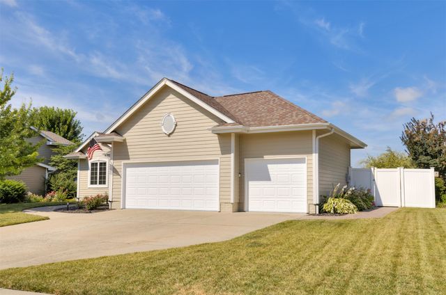 1018 Falcon Drive SE, Altoona, IA 50009