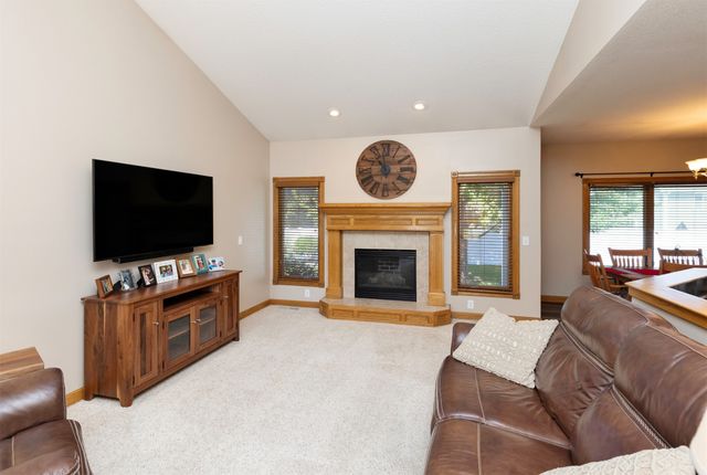 1018 Falcon Drive SE, Altoona, IA 50009