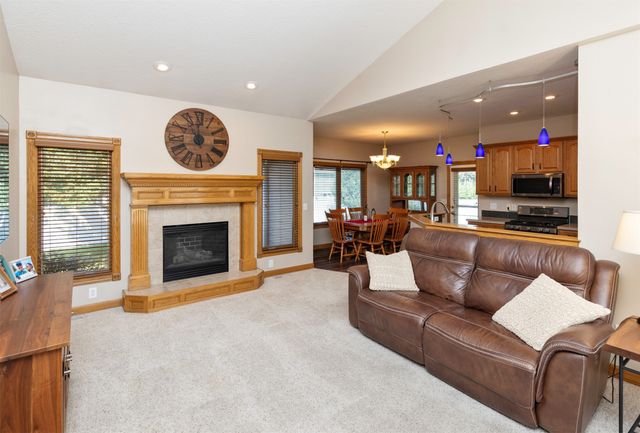 1018 Falcon Drive SE, Altoona, IA 50009