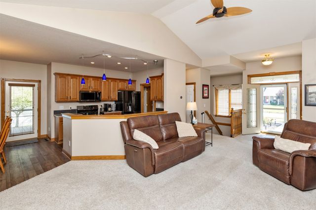 1018 Falcon Drive SE, Altoona, IA 50009