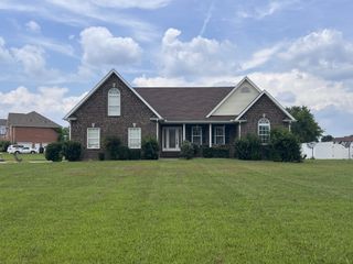 1055 Mead Dr, Ashland City, TN 37015