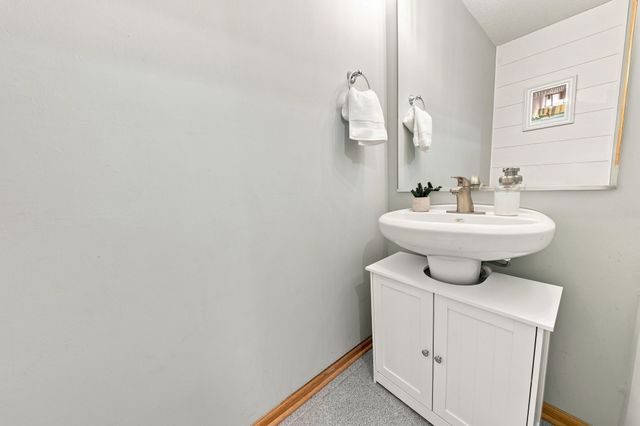 500 N Valley Drive 206, Des Moines, IA 50312